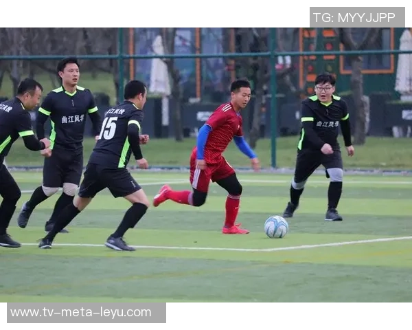 尽情享受足球装备带来的激情与乐趣,让每一次比赛都充满活力与挑战 尽情享受足球装备带来的激情与乐趣,让每一次比赛都充满活力与挑战